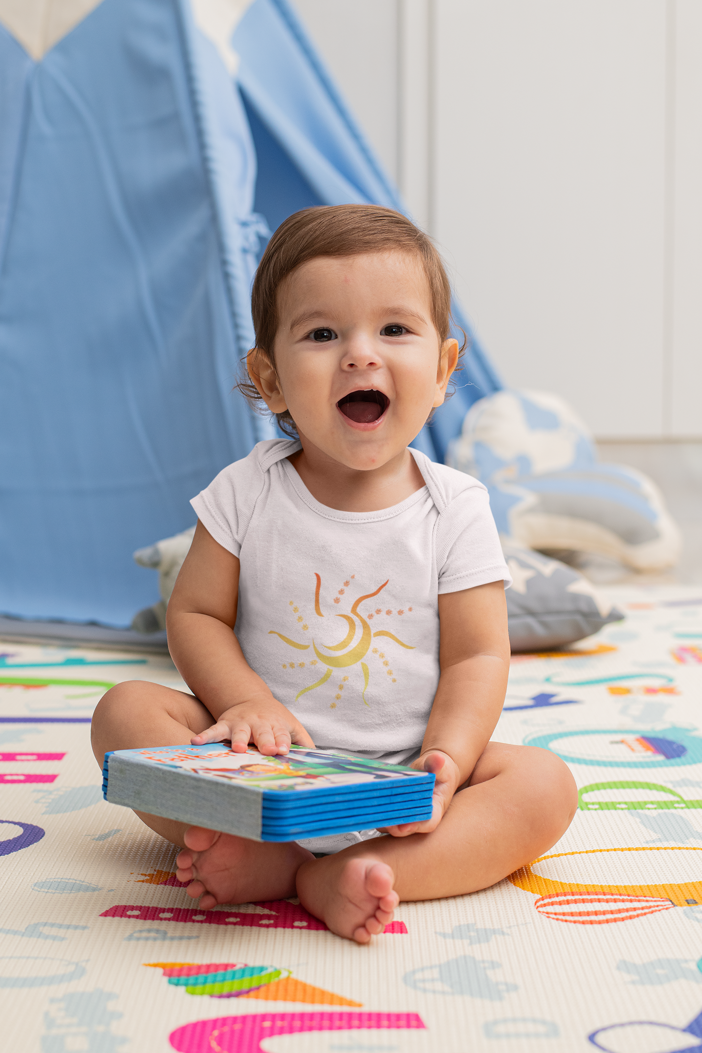 Milki´s Way Baby Body Baumwolle Sonne mit sonnigem Motiv getragen von lachendem Baby