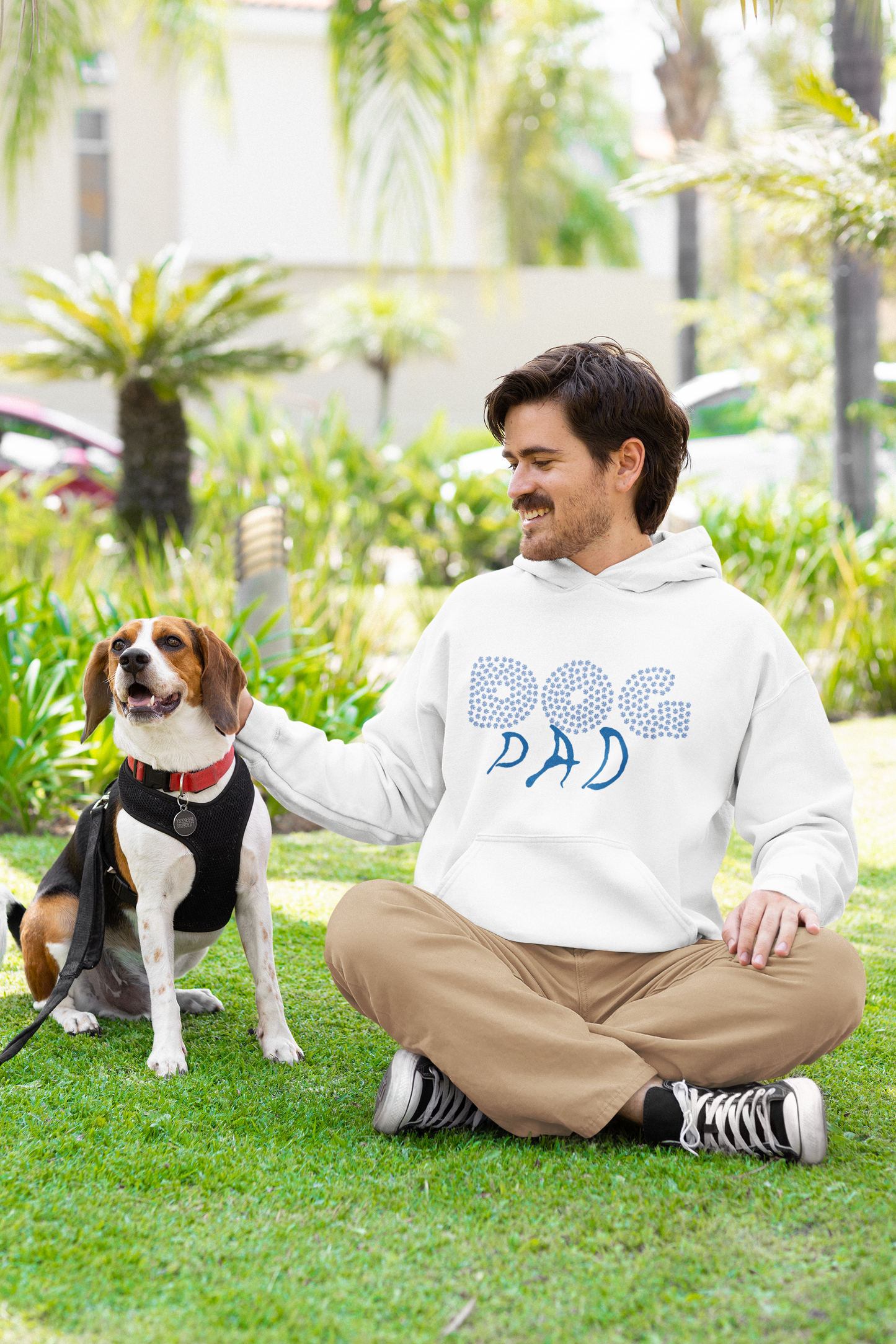 Milkis Way Bio-Baumwolle Hoodie weiß mit Dog Dad Aufdruck getragen von Mann im Park