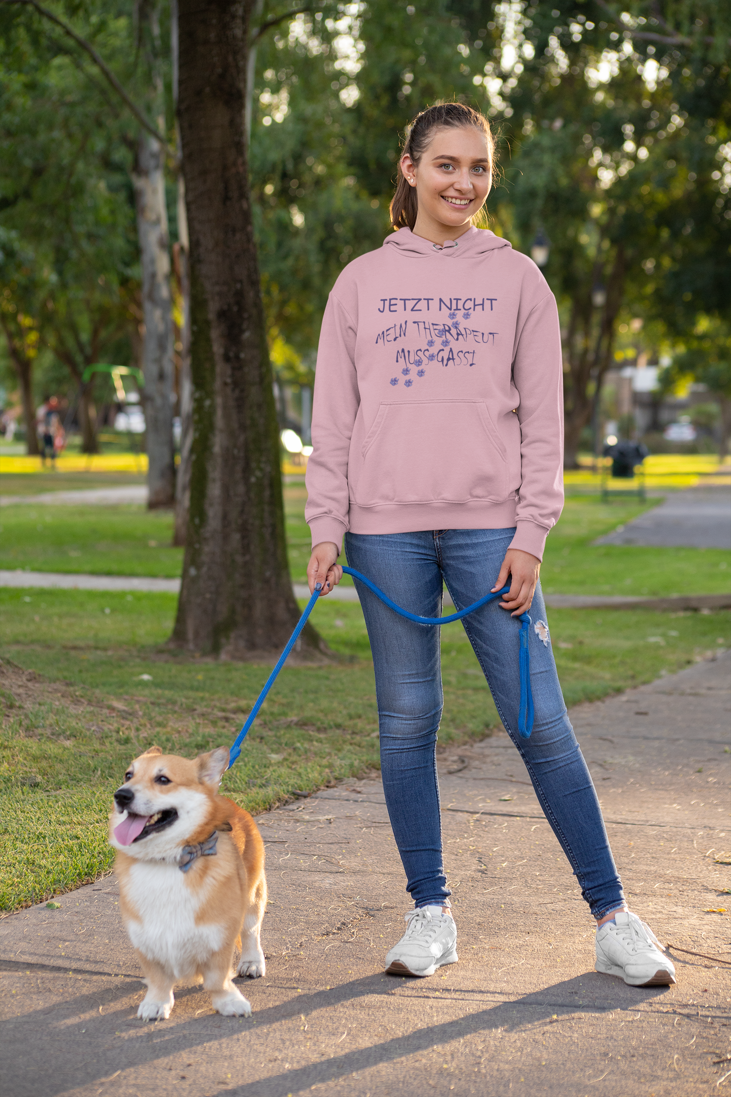 Milkis Way Bio Baumwolle Hoodie Hund in Rosa getragen von junger Frau beim Spaziergang mit Hund