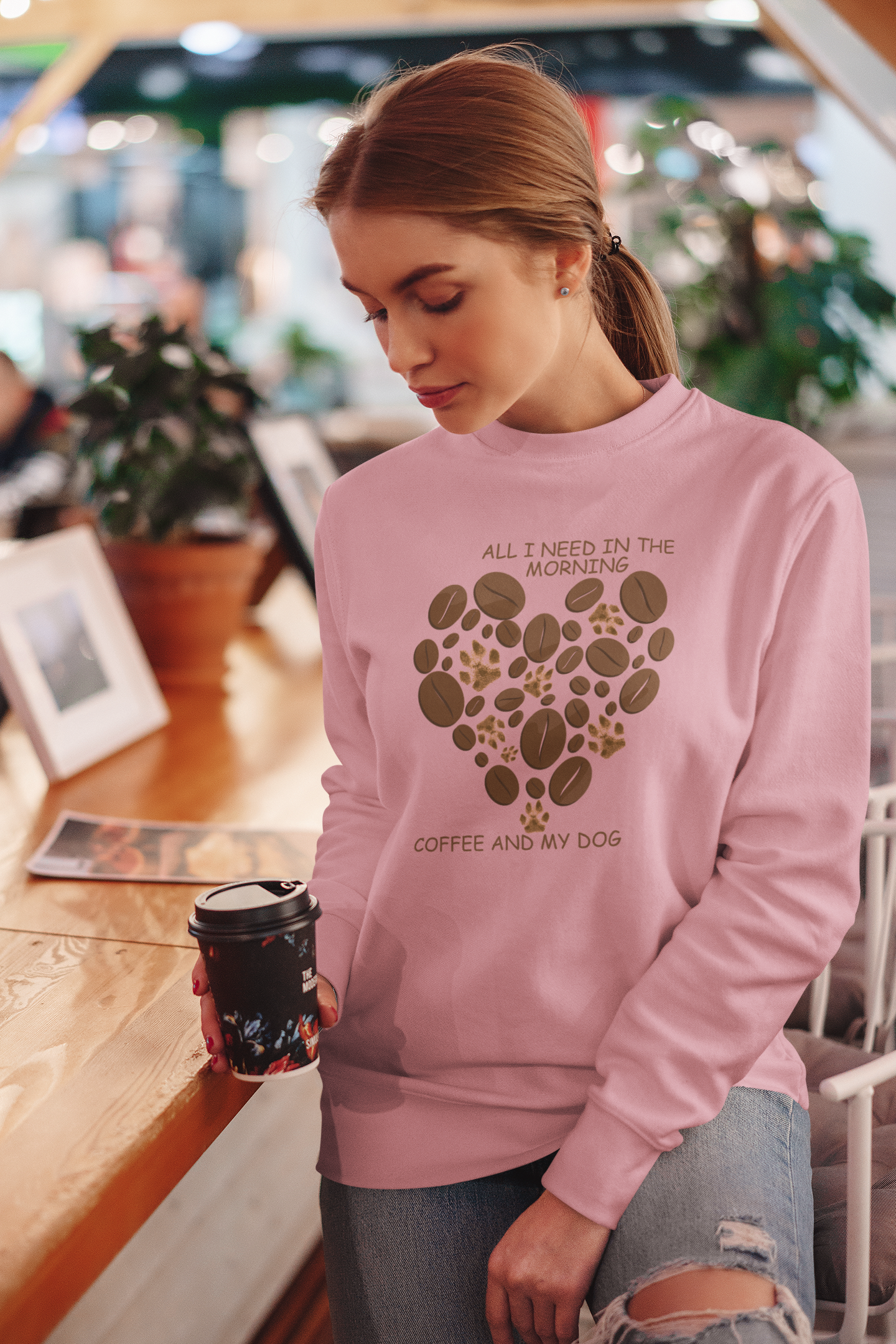 Bio Baumwolle Hoodie Hundeliebhaber in Rosa mit Kaffeetasse Motiv und Herz aus Pfotenabdrücken