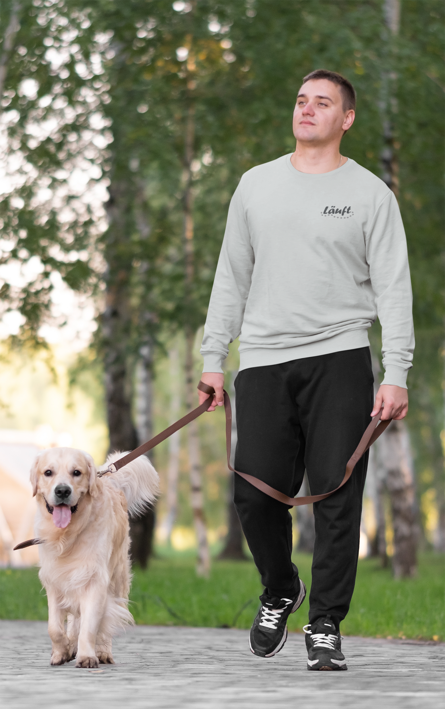 Milkis Way Bio-Baumwolle Sweatshirt für Hundeliebhaber getragen von Mann beim Spaziergang mit Golden Retriever