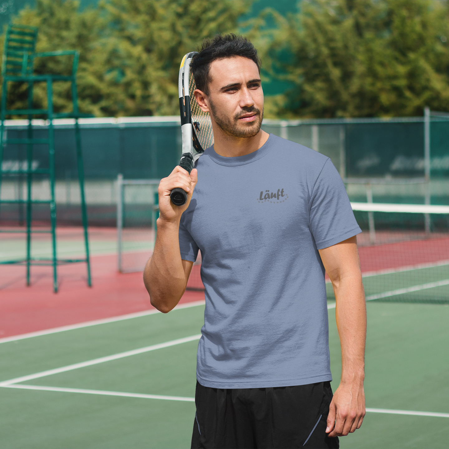 Milkis Way Bio Baumwollshirt mit Hundepfote in Grau getragen von Mann auf Tennisplatz