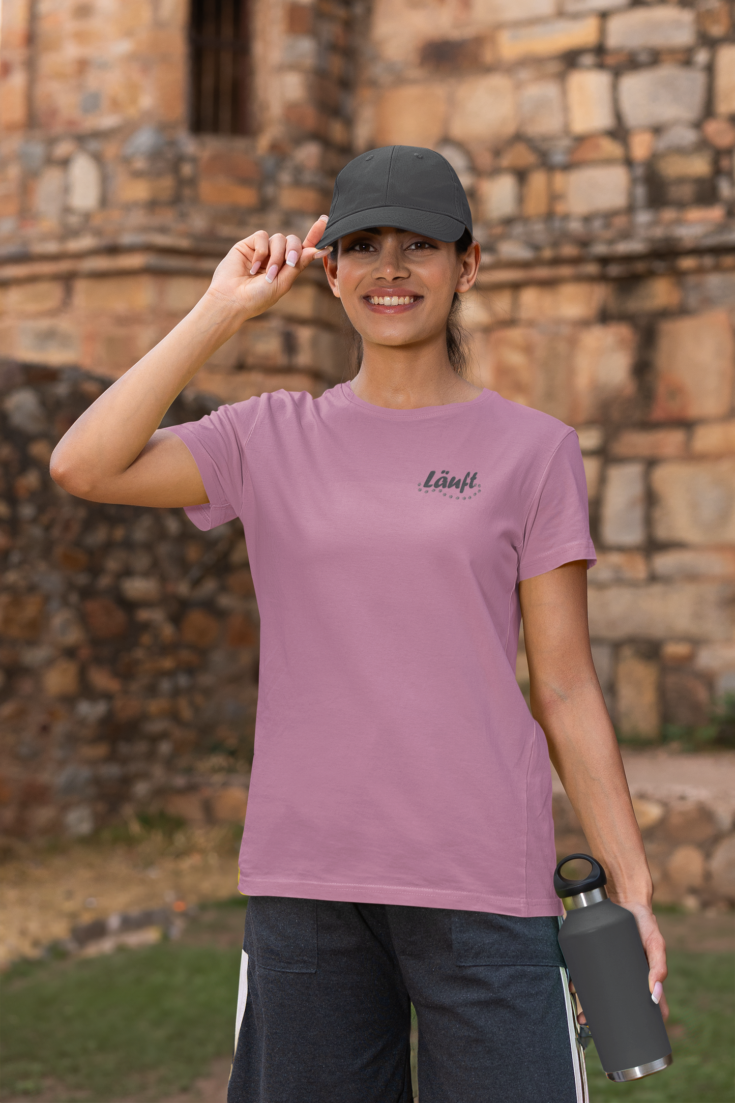 Bio Baumwollshirt mit Hundepfote von Milkis Way, rosa T-Shirt auf sportlicher Frau mit Kappe