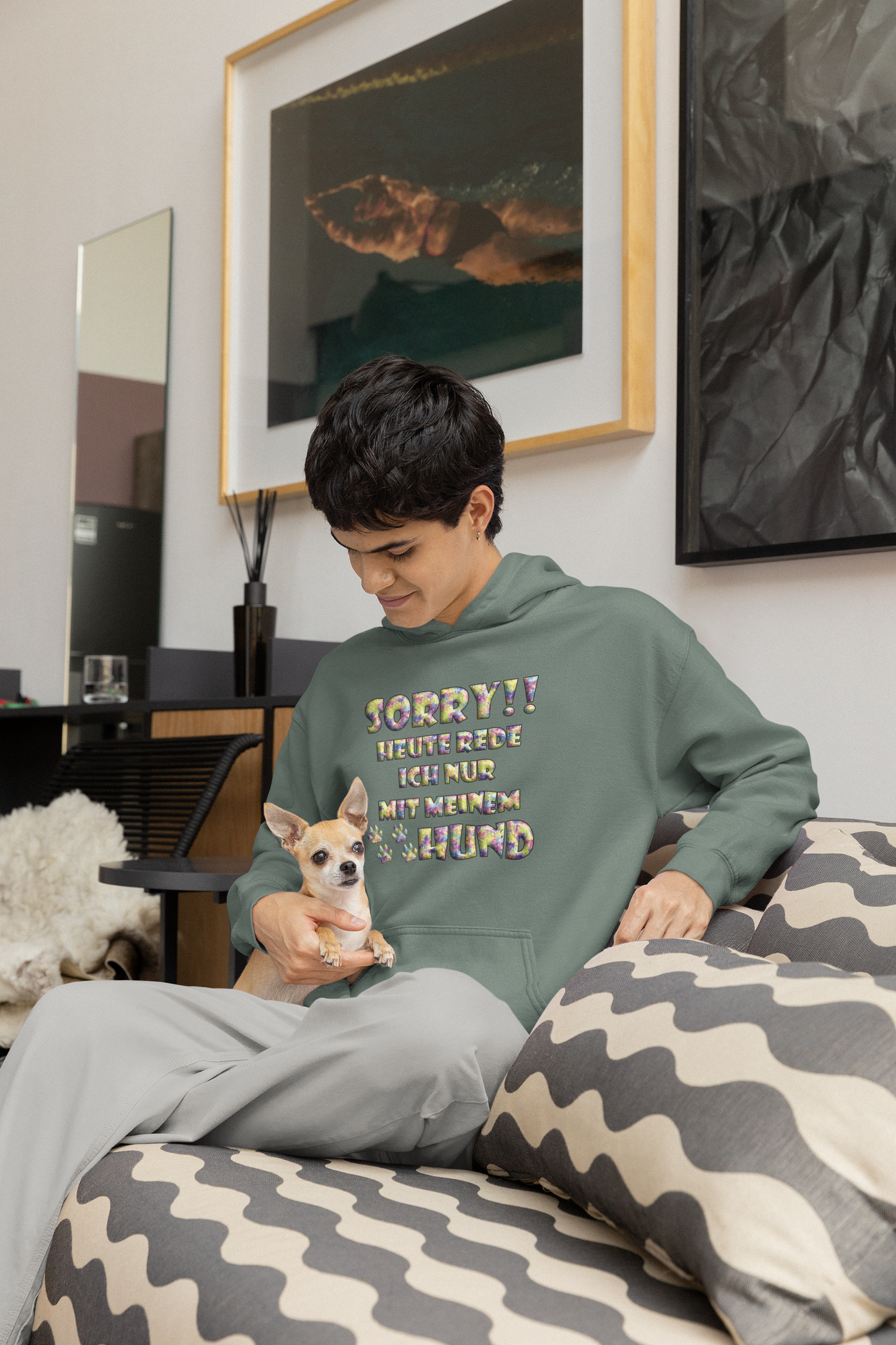 Bunter Hoodie für Hundeliebhaber von Milkis Way mit Aufdruck, getragen von Person mit kleinem Hund