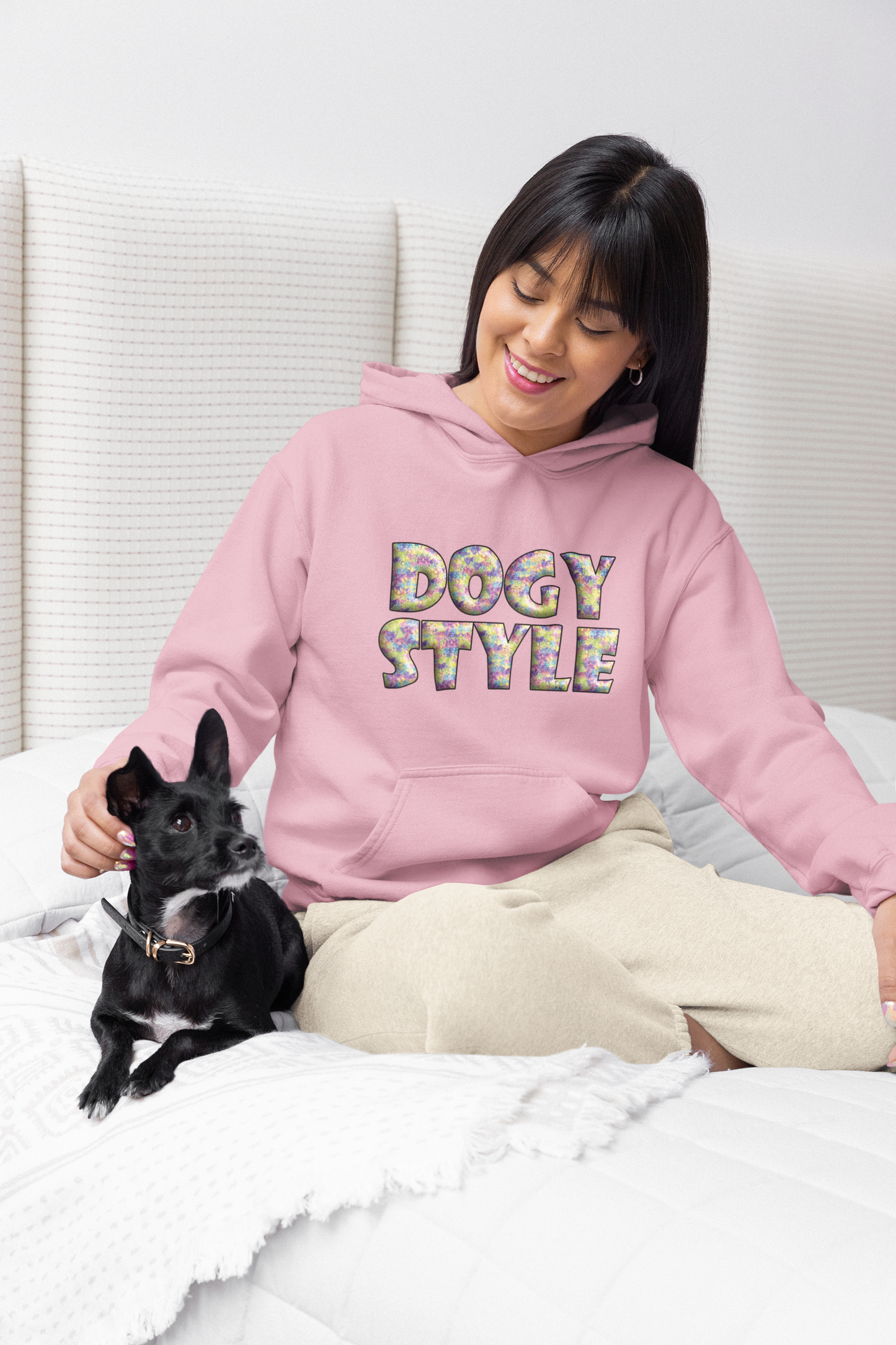 Milki´s Way farbenfroher Hundepfoten Hoodie in Rosa mit buntem Doggy Style Schriftzug getragen von Frau mit kleinem schwarzen Hund