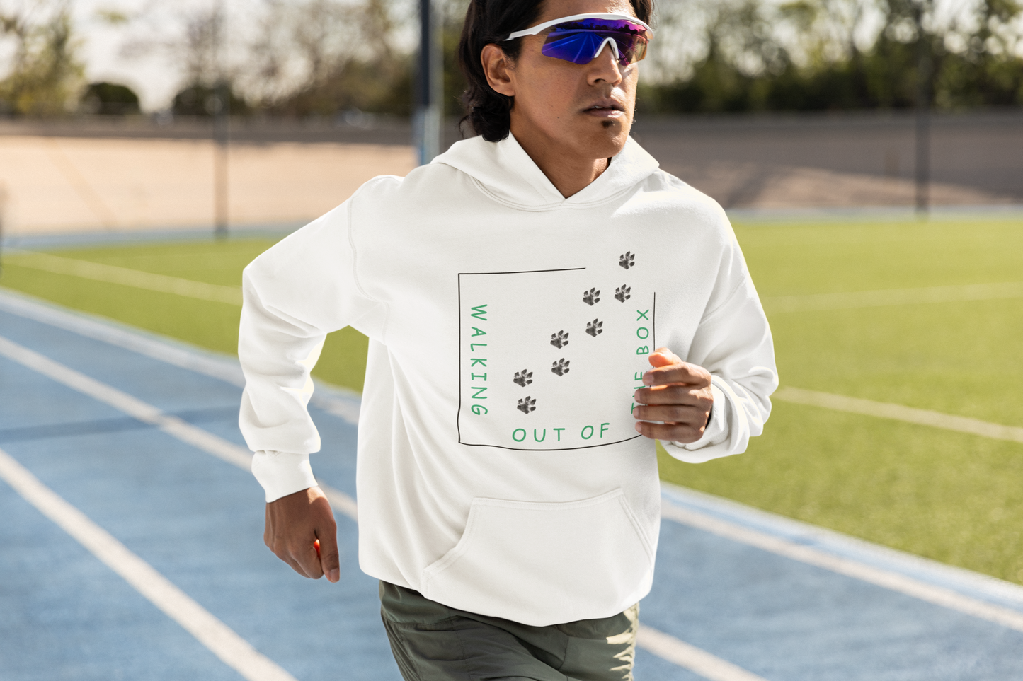 Weißer Hoodie mit Hundepfoten Print von Milkis Way, sportlich getragen beim Joggen im Freien