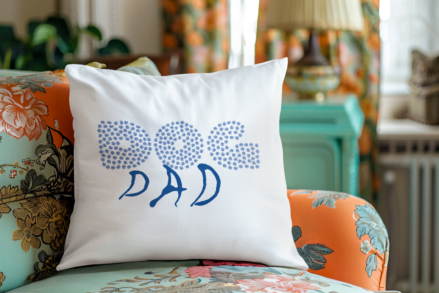 Weißes Kissen Dog Dad Geschenk mit blauen Buchstaben auf buntem Sofa im Wohnzimmer