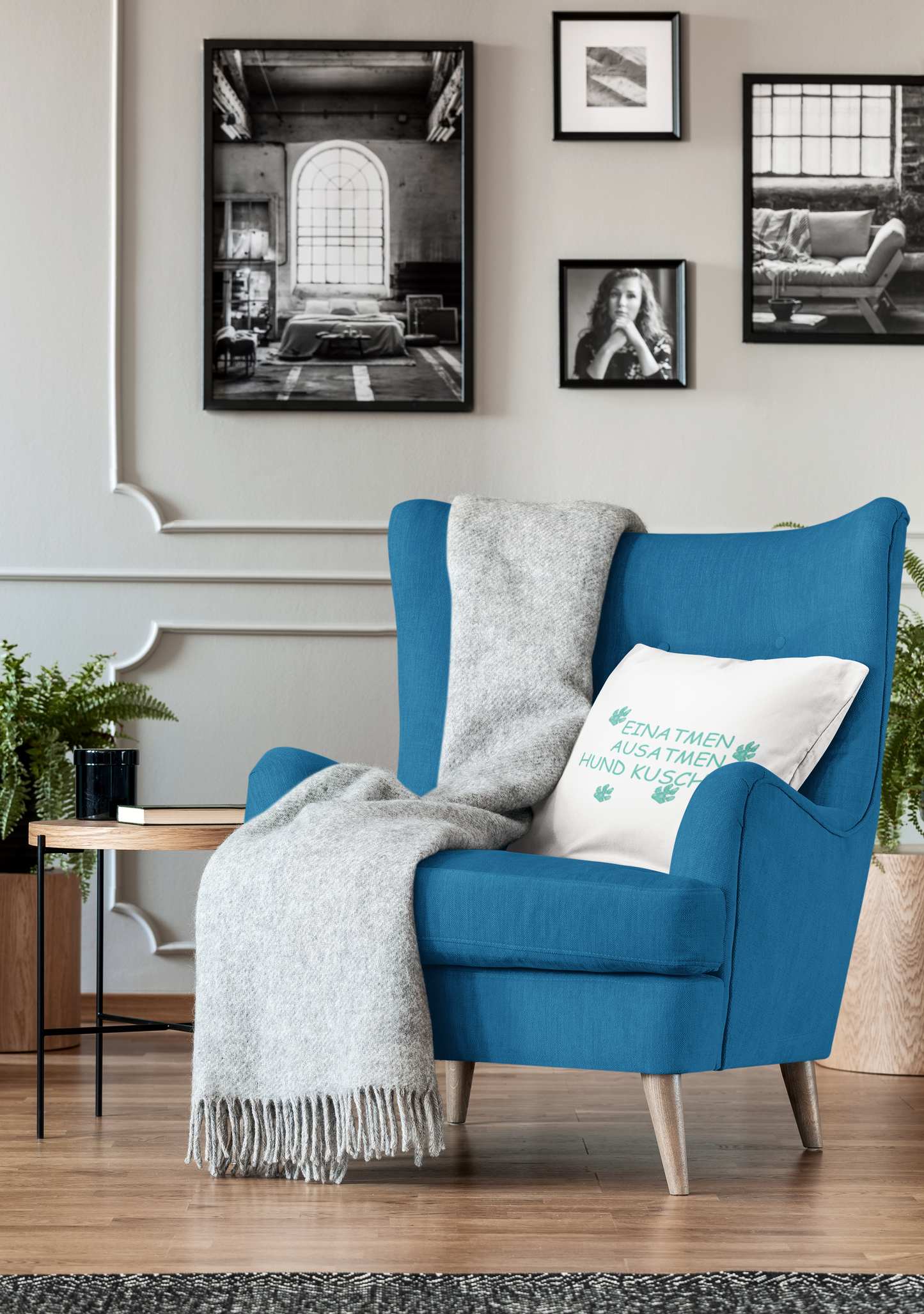 Blauer Sessel mit grauer Decke und Kissen mit Hundepfote in modernem Wohnzimmer