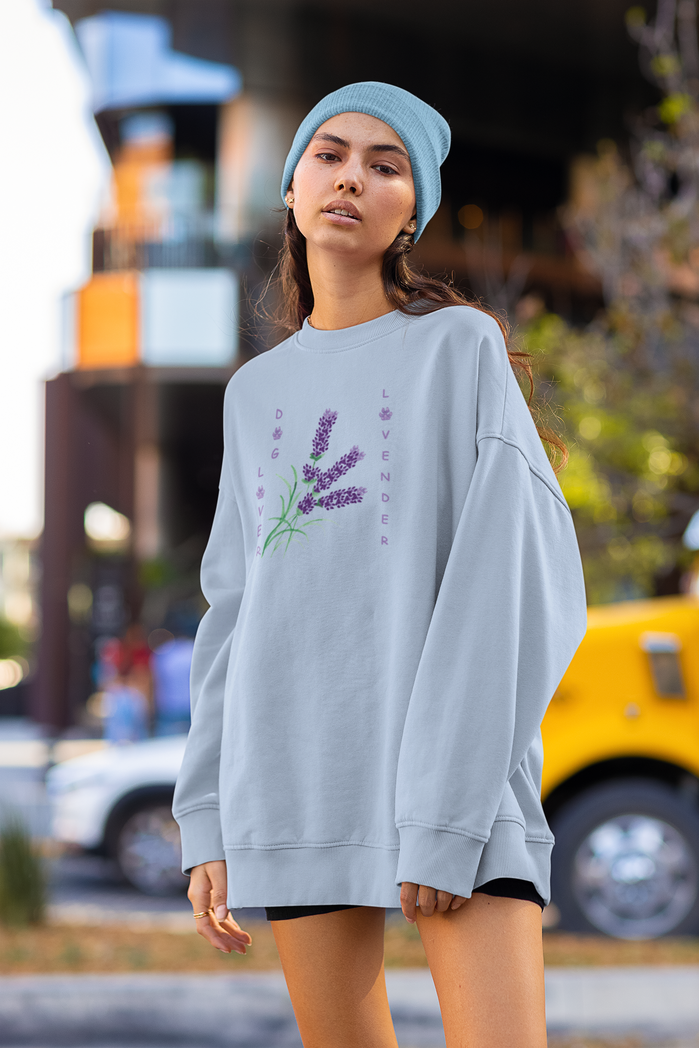 Milkis Way lavendel sweatshirt mit hundepfotenprint und Lavendelblüten bedruckt, getragen von Frau mit Mütze