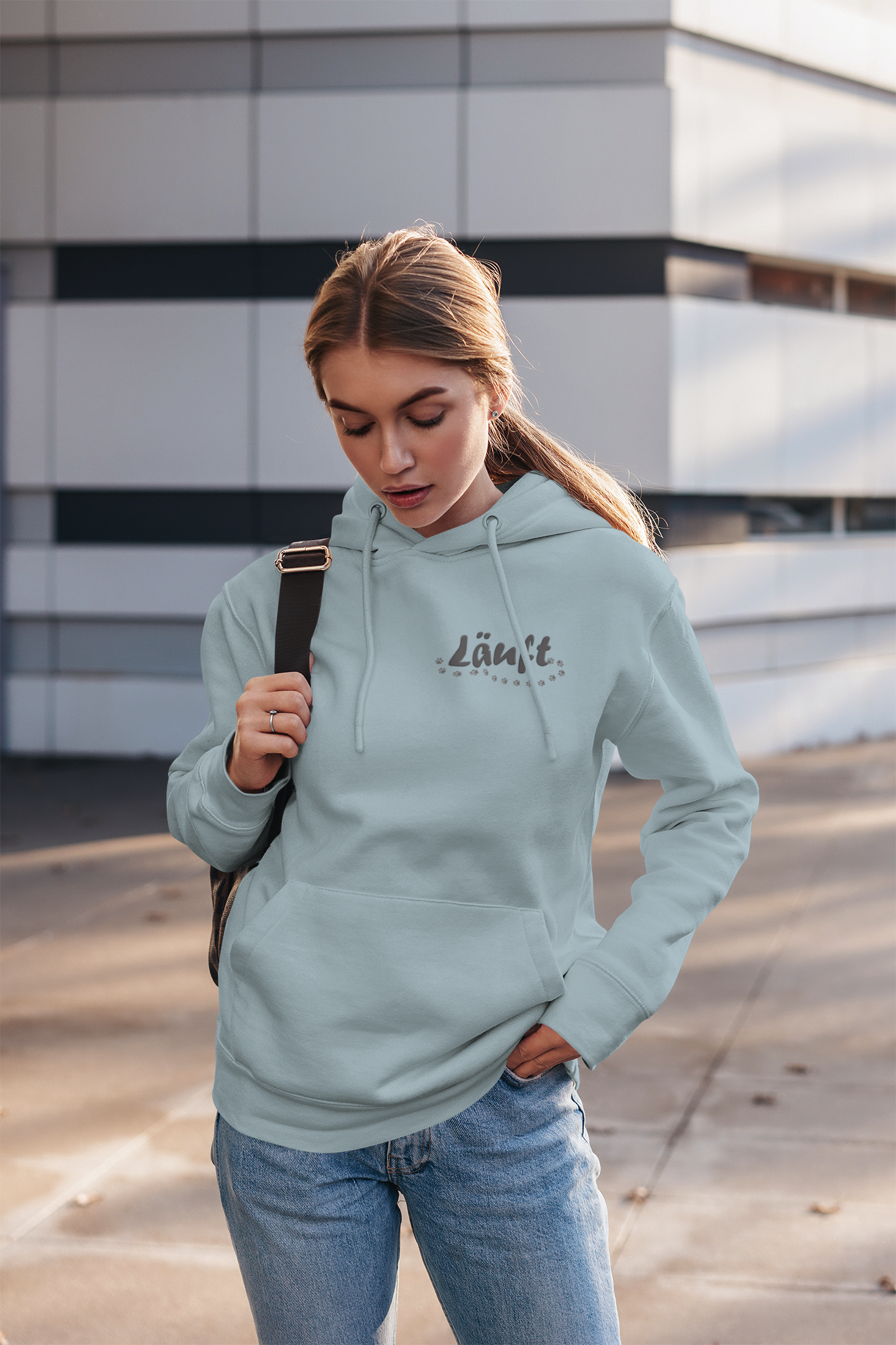 Nachhaltiger Hoodie für Hundefreunde von Milkis Way in Hellblau mit Kängurutasche und Kapuze