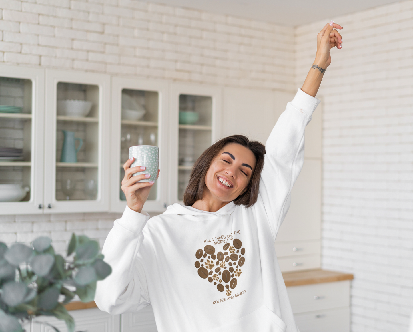Weißer Milkis Way Hoodie mit Kaffee-Herzmotiv als personalisiertes Geschenk für Hundebesitzer