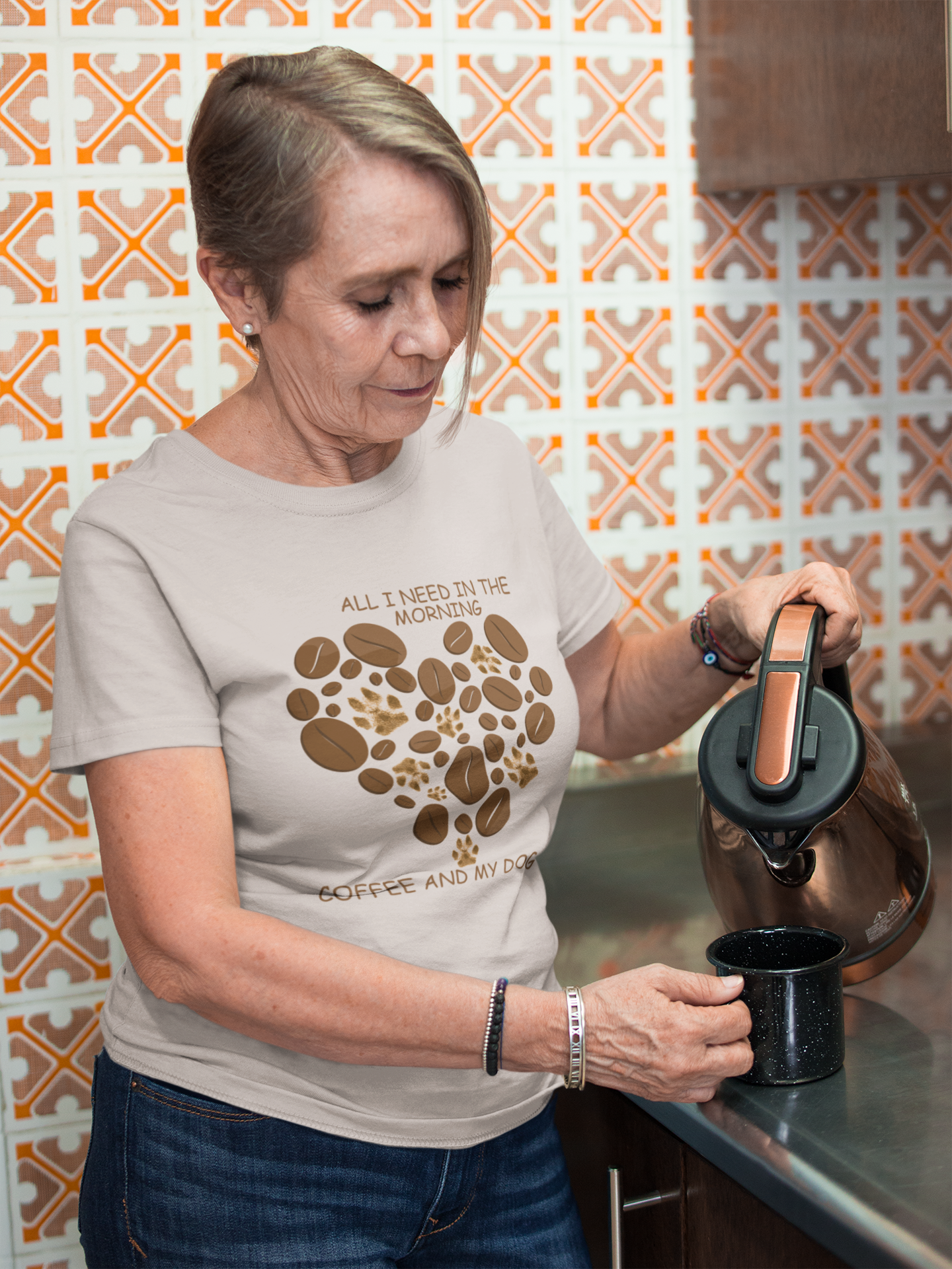 Milkis Way Shirt mit Hundepfoten und Kaffeebohnen in beige getragen von Frau beim Kaffee einschenken