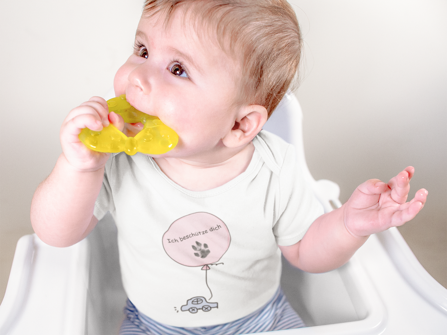 Baby trägt weißen Strampler mit Hundemotiv und Aufdruck Ich beschütze dich von Milki´s Way