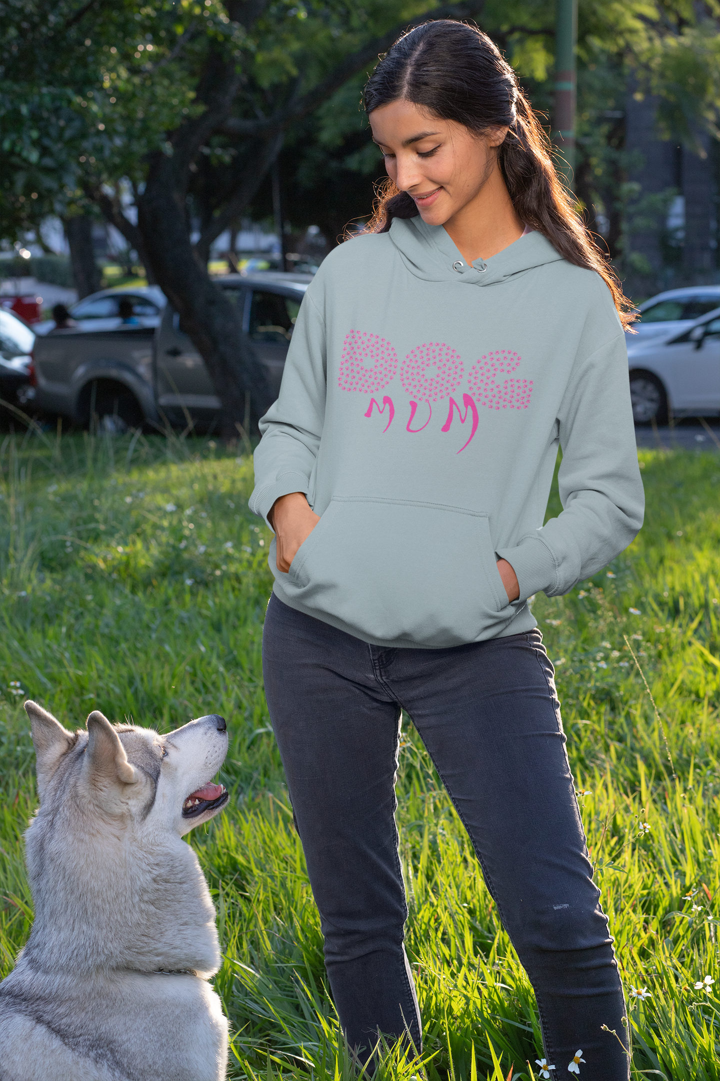 Milkis Way Hoodie Dog Mum Geschenk in Hellgrau mit stylischem Schriftzug, getragen von Frau mit Hund im Park