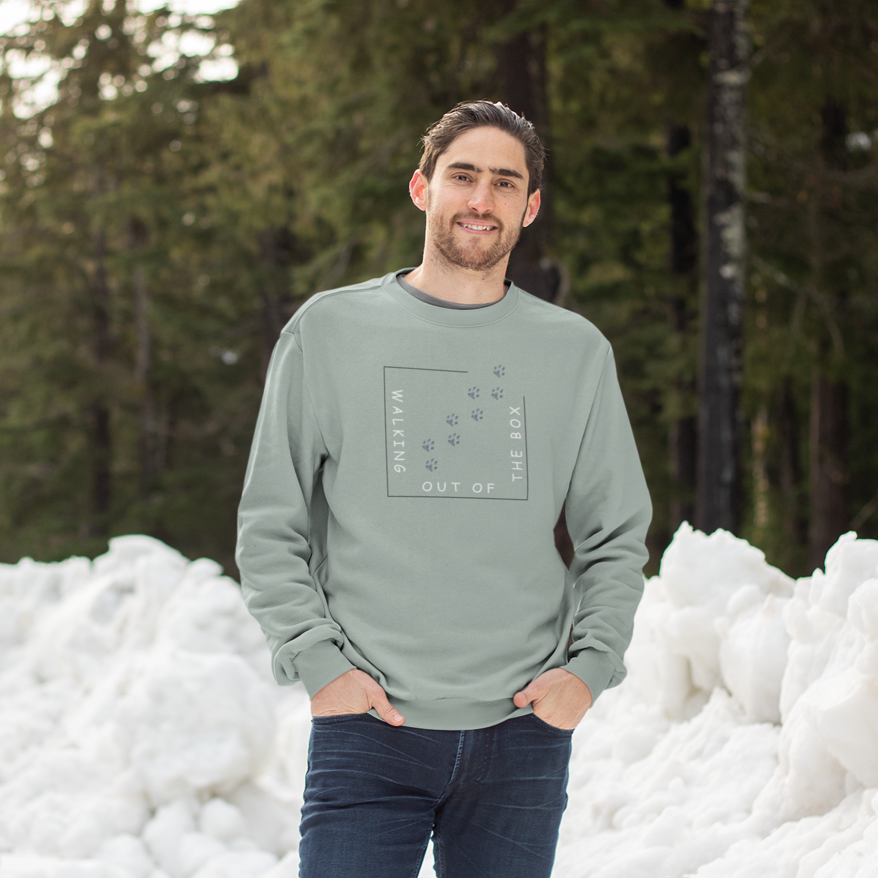 Milkis Way Sweatshirt für Hundeliebhaber nachhaltig in grün mit Pfotenmotiv, getragen von Mann im Schnee