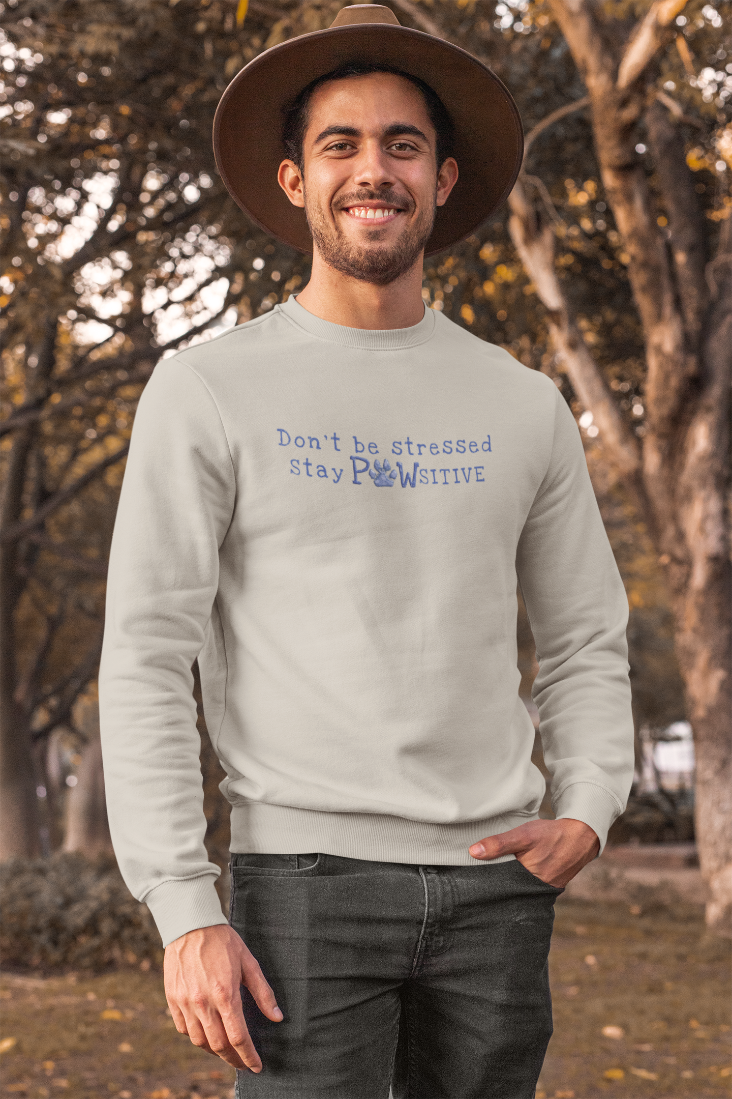 Milkis Way Sweatshirt mit Hundepfotenprint und positivem Textmotiv für entspannte Outdoor-Looks