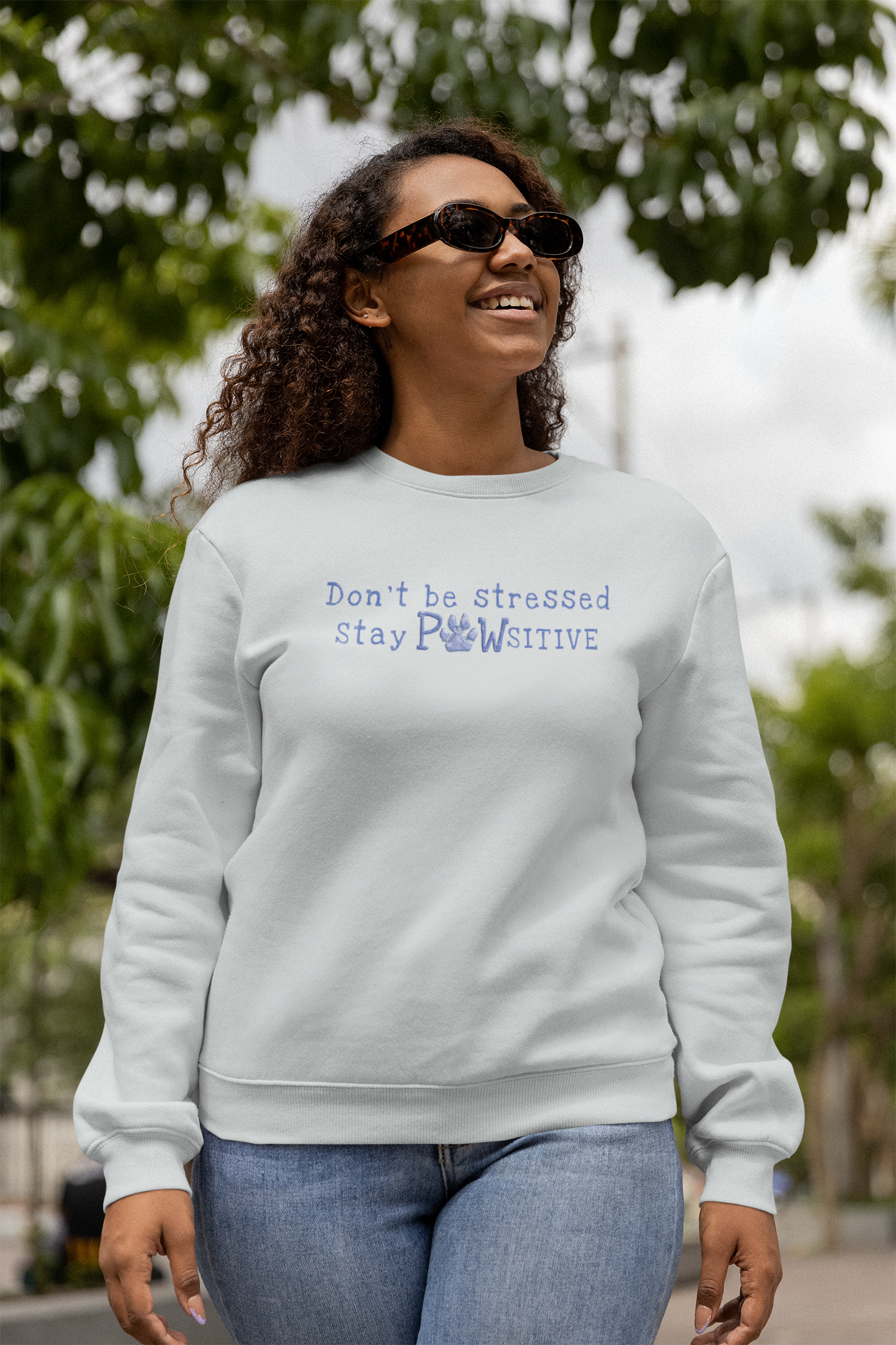 Sweatshirt mit Hundepfotenprint von Milkis Way in Weiß mit positivem Schriftzug und gemütlichem Schnitt