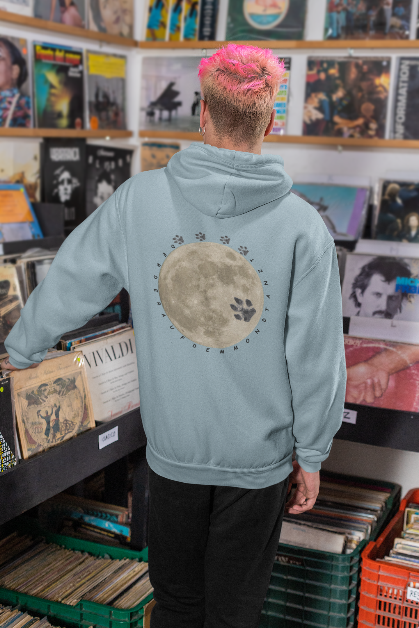 Milkis Way Unisex Hoodie Bio-Baumwolle Hundepfote in Hellblau mit Mond- und Pfotendesign auf dem Rücken