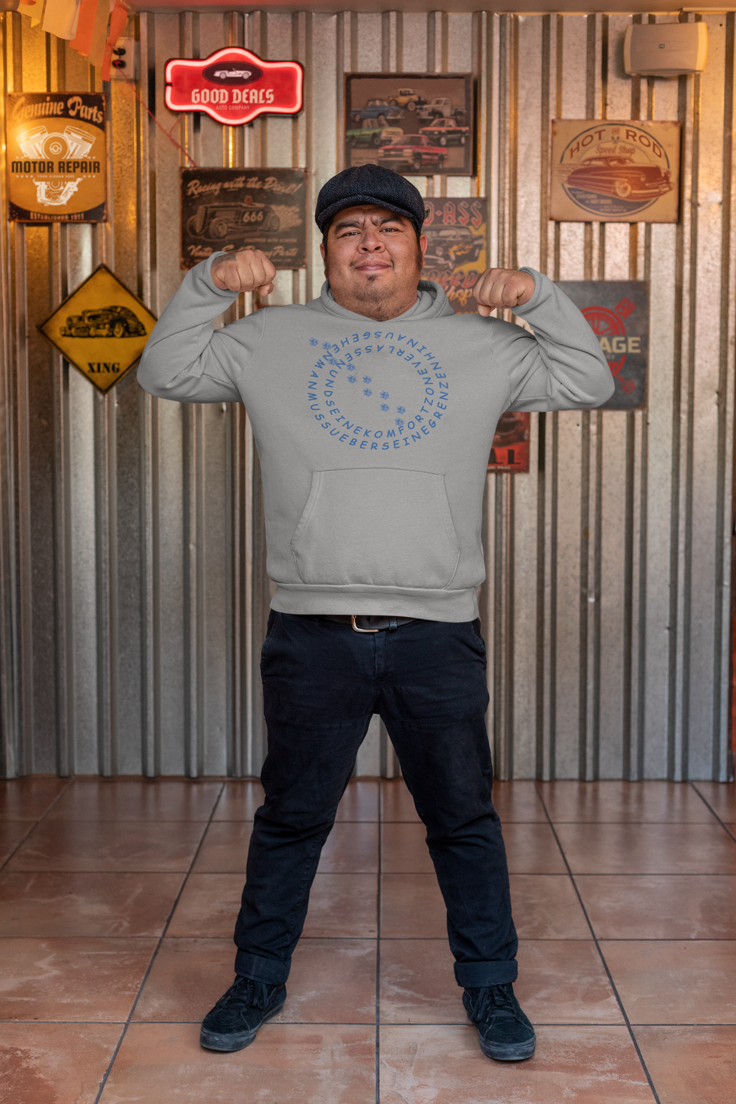 Milkis Way Unisex Hoodie Hundepfote Bio Baumwolle in Grau mit blauer Pfoten Grafik getragen von Mann