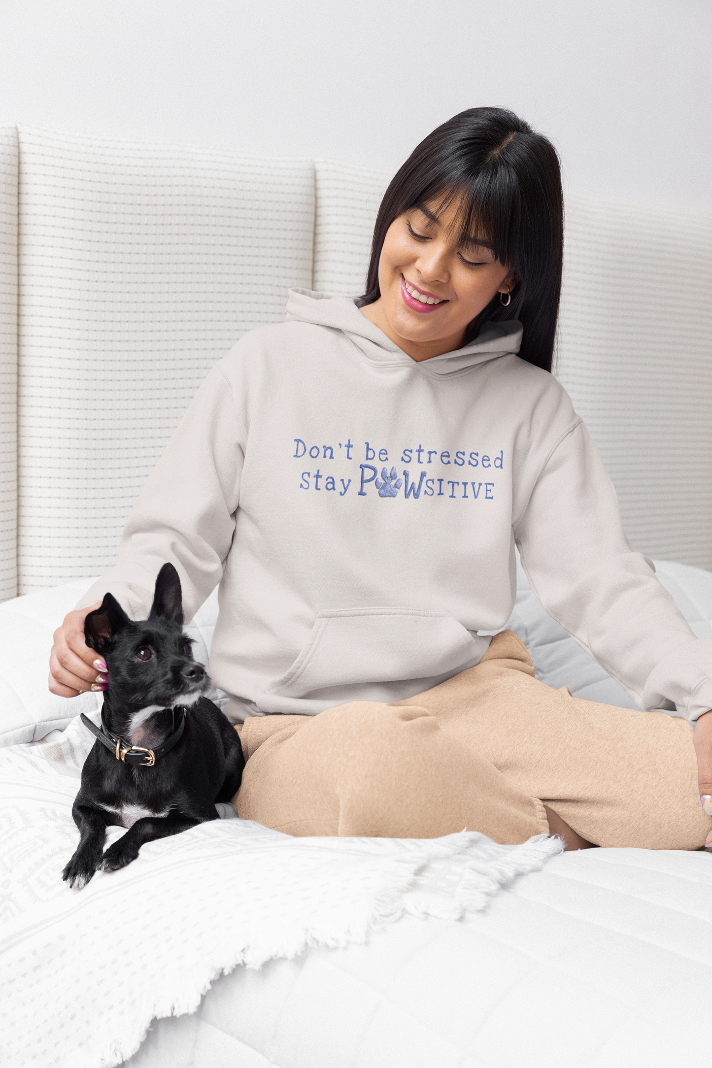 Milkis Way Unisex Hoodie Hundepfote in Hellgrau mit positivem Text und Pfotendesign, getragen von Frau mit schwarzem Hund