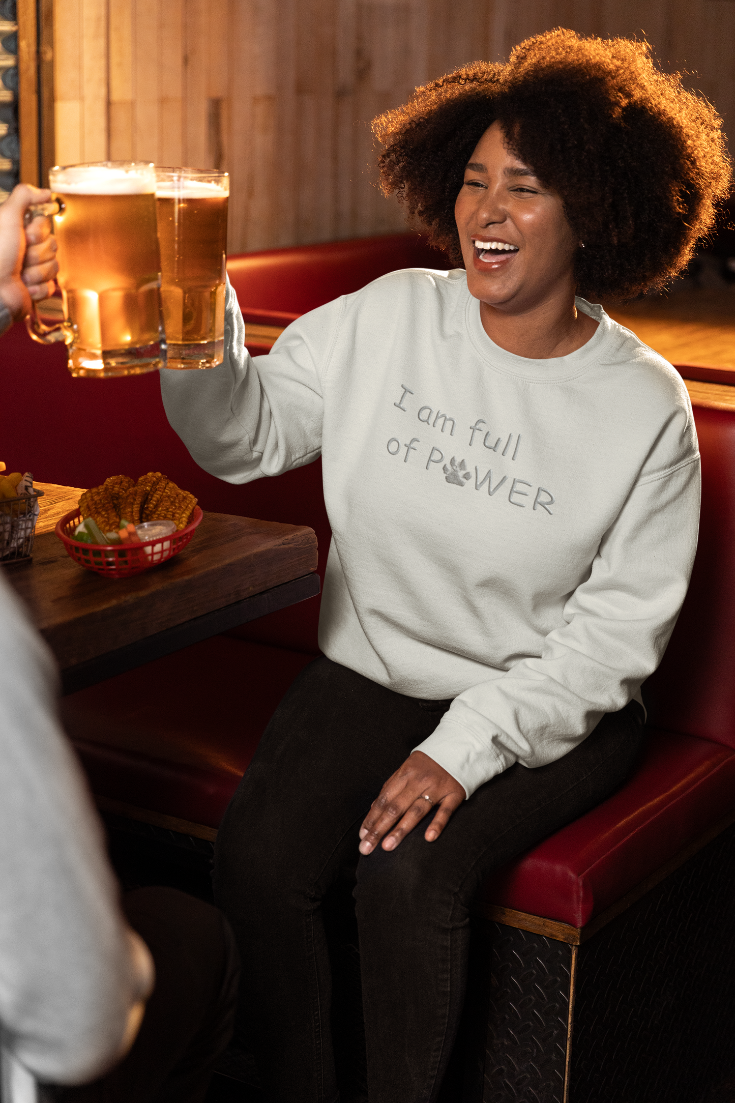 Milkis Way Unisex Pullover mit Hundepfote in Weiß mit positivem Spruch beim Feiern