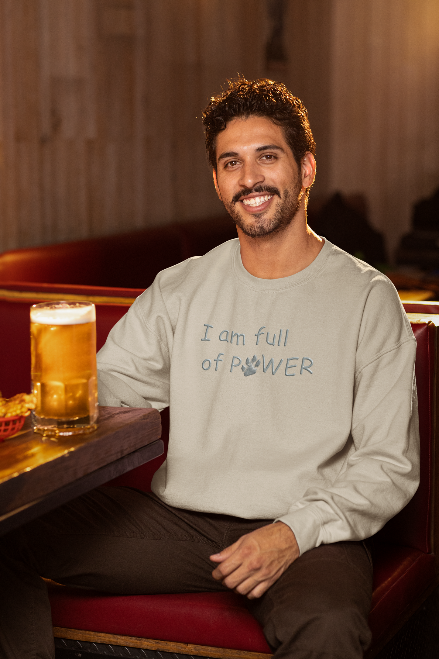 Milkis Way Unisex Pullover mit Hundepfote und I am full of Pawer Schriftzug in gemütlicher Kneipenatmosphäre