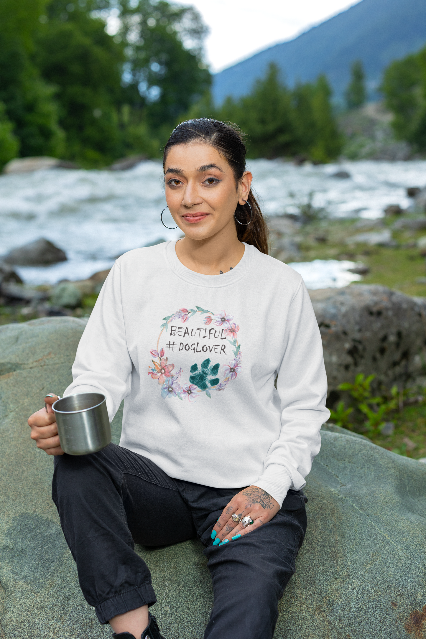 Unisex Sweatshirt für Hundeliebhaber in Weiß mit floralem Doglover-Design getragen in der Natur