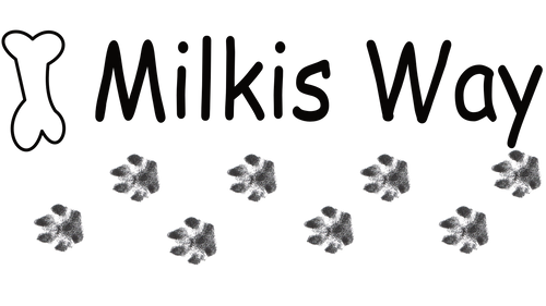 Logo Milkis Way. Schrift Milkis Way, links ein Hundeknochen, darunter achte Hundepfotenabdrücke vom Hund Milki Way.