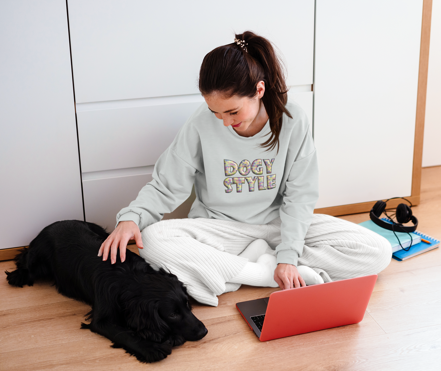 Milkis Way bequemer Hundeliebhaber Sweater Geschenk mit Doggy Style Aufdruck, Frau sitzt am Boden mit Laptop und Hund