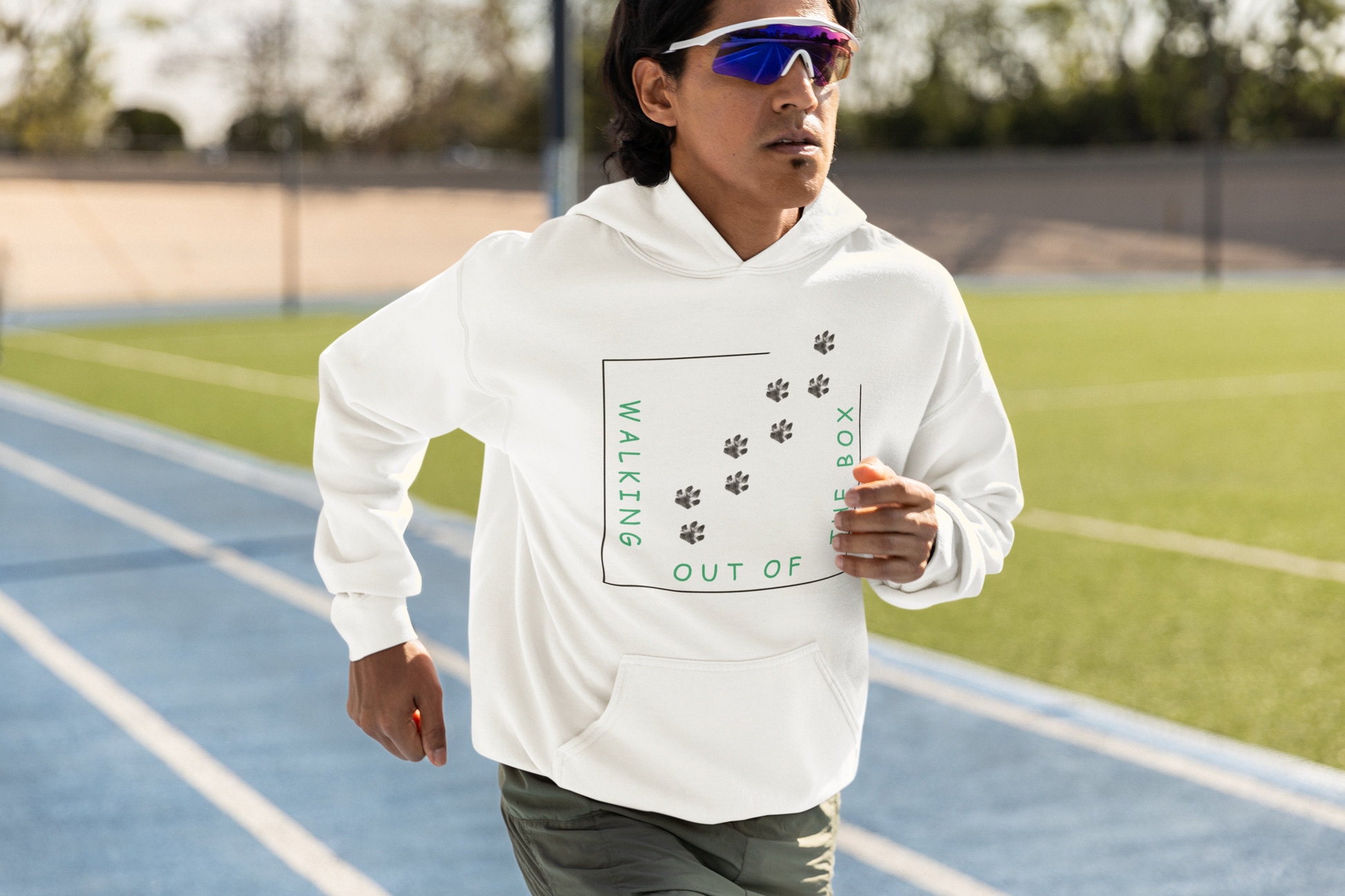 Weißer Hoodie mit Hundepfoten Print von Milkis Way, sportlich getragen beim Joggen im Freien